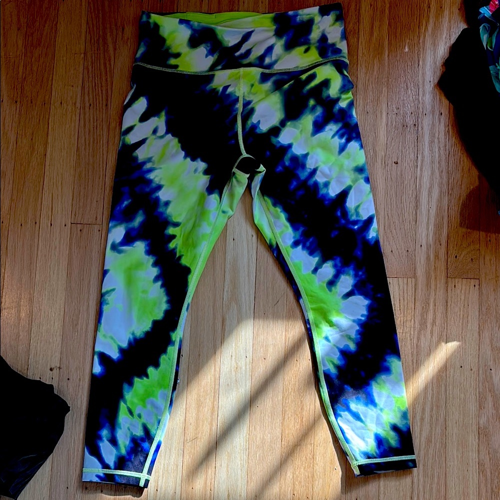 Excellent condition medium
Athleta 7/8 length workout pants